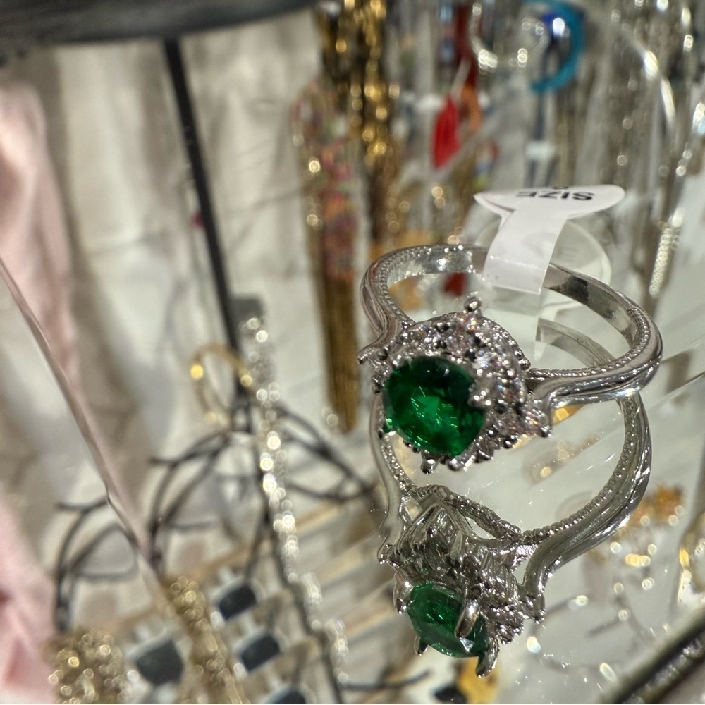 Elegant Silver and Green Gemstone Ring Size 9 engagement promise ring gift - Picture 3 of 9